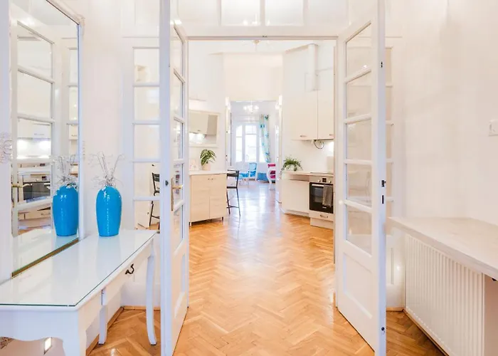 Amazing View Designer With Sauna And Jacuzzi 3 Min To Opera House Apartament Budapesta